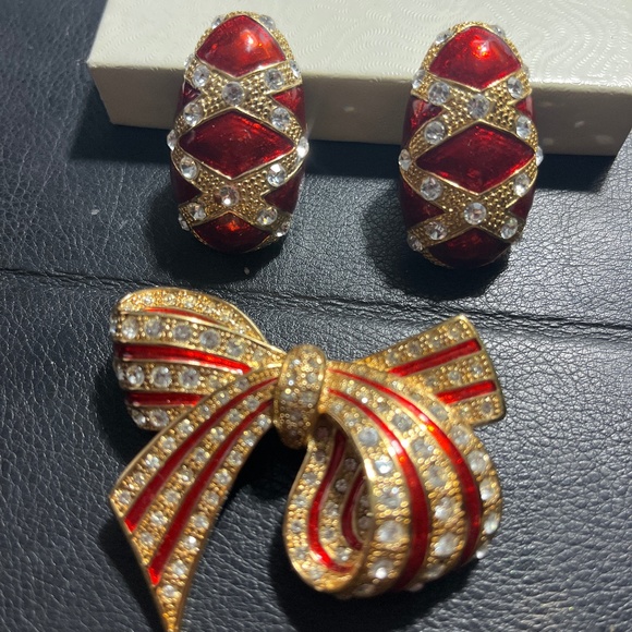 New design set of clip earrings and pin - Picture 1 of 3